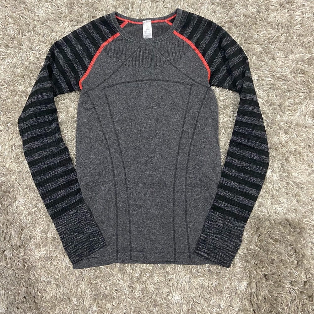ivivva fly tech long sleeve size 10 (can fit 12)
